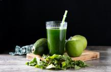 Beneficios del jugo de espinaca y manzana en el desayuno: receta y propiedades