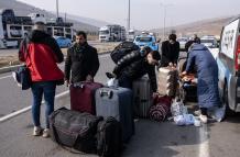 Los sirios cruzan la frontera desde Turquía y regresan a Siria después de la toma rebelde de Damasco.