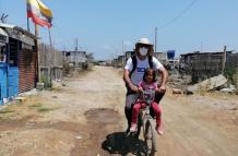 Jóvenes construyen viviendas