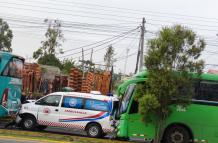 La ambulancia quedó atrapada entre dos buses, tras el impacto, cuando circulaba por la autopista General Rumiñahui.