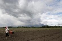 Mundo, Filipinas, Evacúan a 45.000 personas y decreta la emergencia