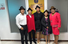 Raúl Ilaquiche, junto a su familia en su graduación como PHD.