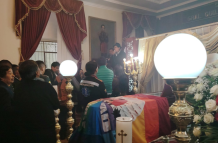 El cuerpo de Raul Ilaquiche es velado en el salón de honor de Pujilí.