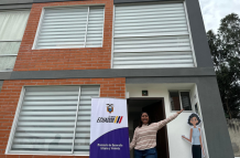 Poleth Méndes recibe una casa del Miduvi