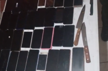 Los asaltantes tenían 35 teléfonos celulares en su poder. A través de uno de ellos, se logró localizar a los atacantes.