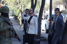 Verónica Abad en su ingreso a la audiencia.