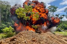 Mundo, Colombia, Casi 250 dragas de minería ilegal destruidas