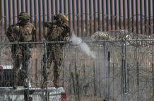 Mundo, Estados Unidos, Agentes disparan bolas de pimienta a migrantes