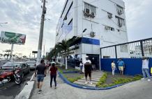 Familiares de los pescadores acuden a la capitanía del puerto para recibir información.