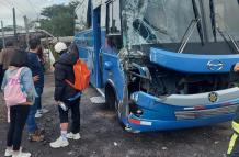 El bus de servicio urbano tenía destruida la esquina derecha de la cabina, tras el impacto.