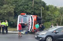 Accidente de bus interprovincial en Manabí deja dos muertos y 15 heridos