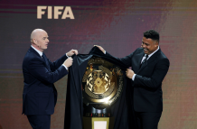 GIani Infantino (i) junto a Ronaldo en la presentación del Mundial de Clubes 2025