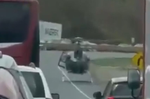 El helicóptero aterrizó en vía a la Costa.
