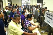 Centenares de personas acudieron al Municipio de Guayaquil a pagar el impuesto predial..