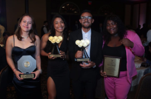 Daniel Pintado y Lucía Yepez reciben trofeos.