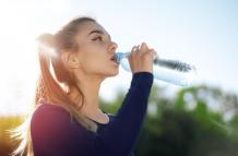 Mujer tomando agua