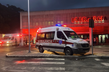 Personal policial y militar custodiando la sala de emergencia del hospital del IESS donde se encuentra el alcalde Eber Ponce.