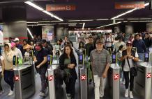 Los usuarios del Metro de Quito reportaron errores en los saldos de la cuenta que usan para recargar y viajar en los trenes.