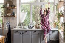 beautiful-young-woman-enjoying-mourning-routine