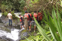 Rescatistas en río de Carchi