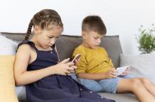 medium-shot-kids-with-devices-indoors