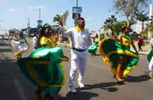 Desfile. Delegaciones propias y de otros cantones de la provincia de Santa Elena también participaron con bailes típicos y vestimentas.