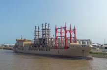 La barcaza Emre Bey de Karpowership fue la primera en arribar a Ecuador.