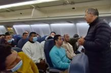 El presidente de Colombia, Gustavo Petro, recibe a deportados que fueron trasladados en un avión de la Fuerza Aérea de ese país.