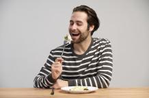 ¿Por qué comer rápido puede llevar al aumento de peso y otros problemas de salud?