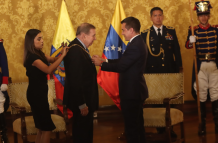 Daniel Noboa condecora a Edmundo González en Ecuador.