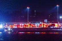 Equipos de rescate se reúnen para responder a un accidente aéreo en el río Potomac, cerca del Aeropuerto Nacional Ronald Reagan en Washington, DC.