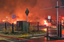 El momento del accidente aéreo en Filadelfia, donde un avión pequeño se estrelló en una zona residencial, causando una explosión y varias víctimas.