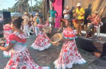 Actividades. A más de danza, Flor de Mangle enseña teatro, música.