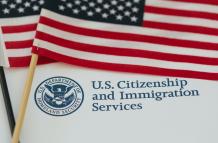 El Servicio de Ciudadanía e Inmigración de Estados Unidos ofrece excepciones para ciertos ciudadanos según su edad y tiempo de residencia.
