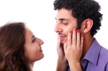 ¿Los hombres necesitan halagos? Descubre su impacto emocional