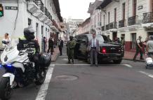 Verónica Abad, vicepresidenta de la República, espera en el interior de su vehículo rodeado de la seguridad a una cuadra de su despacho.