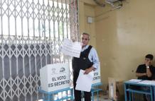 Jimmy Jairala vota junto a su esposa en la Unidad Educativa Bíblica Sendero de Fe en Guayaquil.