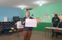 Iván Saquicela ejerce su derecho al voto en Cuenca, acompañado de sus hijas y con el resguardo de un contingente de seguridad.