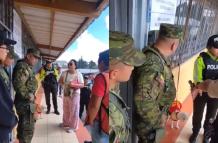 Captura de video que circula en redes sociales en donde se muestra a personal de la fuerza pública  hablando con la ciudadana que denuncia que no la dejan votar acompañada de su mascota.