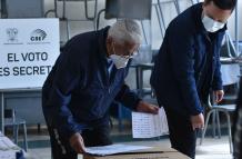 Compañía. Algunos adultos mayores votaban ayudados por familiares.