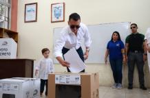 DANIEL NOBOA VOTANDO