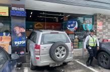 Carro se estrella en gasolinera en La Puntilla