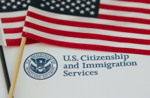 El proceso de naturalización culmina con una ceremonia en la que el solicitante realiza el Juramento de Lealtad a los Estados Unidos.