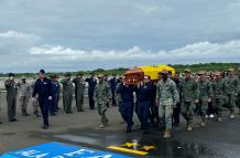 Familiares, amigos y compañeros de la Fuerza Aérea Ecuatoriana (FAE) acompañaron el féretro cubierto con la bandera tricolor hasta el último adiós en Manabí