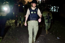 Giancarlo Loffredo, ministro de Defensa, durante la operación en el barrio El Florón, supervisando las acciones de las fuerzas militares.