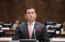 Ferdinan Álvarez (ADN) presentó la moción del cambio en el orden del día.