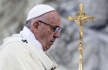 El papa Francisco permanece en estado crítico en el hospital Gemelli de Roma, mientras la Iglesia católica observa su evolución con preocupación.