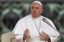 El Papa Francisco recibe atención médica en el Policlínico Gemelli, donde continúa su tratamiento para superar la neumonía bilateral.