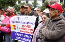 Los pacientes realizaron un plantón en Quito para pedir que el Gobierno pague la deuda a las dializadoras.