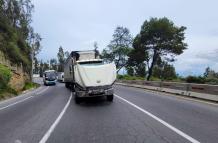 El tráiler quedó detenido sobre un carril de la av. Simón Bolívar, tras presentar un desperfecto.